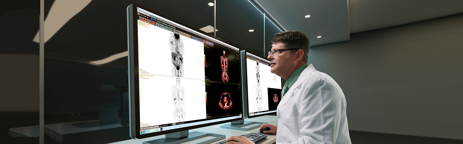 Profesional revisando las imágenes adquiridas por Discovery MI Gen 2